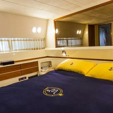 Πλωτό κατάλυμα Yacht